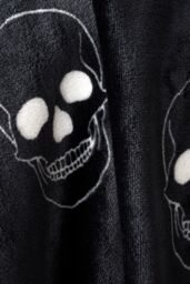 Catherine Lansfield 'Skulls' Halloween Blanket Throw in Grey - Size: 130 cm x 170 cm - thumbnail 4