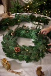 Dibor Traditional Melrose Pre-Lit Front Door Wreath Christmas Wreath 60cm in Green - Size: Large - thumbnail 3