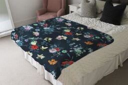 Benjamin Tate Design Roses & Other Bright Flowers Blanket in Natural - Size: 120 cm x 150 cm - thumbnail 3