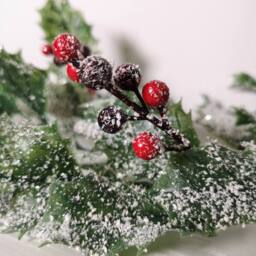 Samuel Alexander 1.8m Frosted Green Holly Leaf & Berry Glitter Garland Christmas Decoration - thumbnail 2