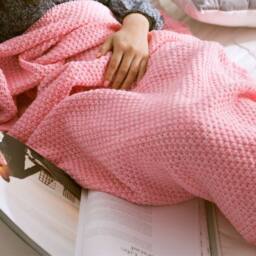 Lovii Knitted Mermaid Tail Blanket in Pink - Size: 180 cm x 90 cm - thumbnail 2