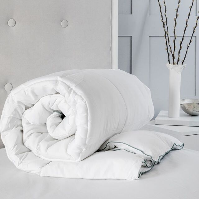 Snug City 10.5 Tog Luxury Microfibre Duvet Feels Like Down Filling Premium Soft Touch in White - Size: King - image 1