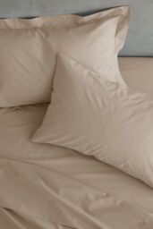 Catherine Lansfield 'Easy Iron Percale' Combed Polycotton 35cm Depth Sheet in Natural - Size: King Fitted - thumbnail 3