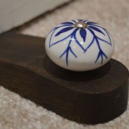 Nicola Spring Traditional Vintage Wooden Door Wedge Stop in Navy - thumbnail 5