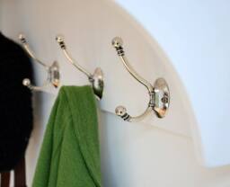 Statement Furniture Tetbury Coat Rack Hanging Shelf with 2 Grey Storage Baskets in White - thumbnail 4