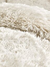 Catherine Lansfield 'Cuddly' Faux Fur Duvet Set in Cream - Size: King - thumbnail 3