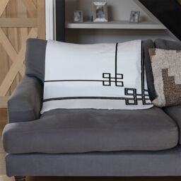 Benjamin Tate Design Roman Style Ornamental Frame Blanket in Natural - Size: 120 cm x 150 cm - thumbnail 2