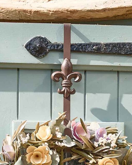 Dibor Fleur De Lys Door Wreath Hanger Antique Brown Gothic Style Wreath Bracket Holder in Black