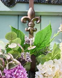Dibor Fleur De Lys Door Wreath Hanger Antique Brown Gothic Style Wreath Bracket Holder in Black - thumbnail 2