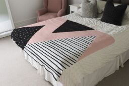 Benjamin Tate Design Geometric Triangles Blanket in Natural - Size: 120 cm x 150 cm - thumbnail 3