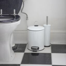 Harbour Housewares 2x Round Bathroom Pedal Bins - 5L Stainless Steel Slim Rubbish Dustbin in White - thumbnail 5