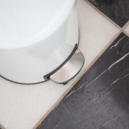 Harbour Housewares 2x Round Bathroom Pedal Bins - 5L Stainless Steel Slim Rubbish Dustbin in White - thumbnail 6