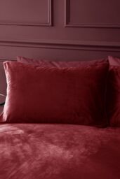 Catherine Lansfield 'Kingsley' Soft Matt Velvet Duvet Cover Set in Raspberry - Size: King - thumbnail 2