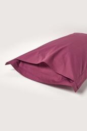 Homescapes Egyptian Cotton Oxford Pillowcase 200 TC, Standard Size in Plum - thumbnail 3