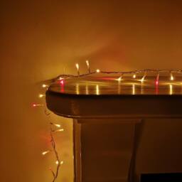 Samuel Alexander 1000 LED 25m Indoor Outdoor Christmas Multi Function Mains Operated String Lights with Timer & Clear Cable in Red & Vintage Gold - thumbnail 3