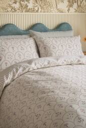 Sanderson 'Summer Scallop' Cotton Duvet Cover Set in Lavender - Size: Super King - thumbnail 2