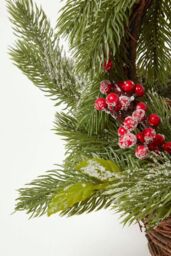 Homescapes Festive Wicker Basket Christmas Decoration Green Fir, Berries - thumbnail 3
