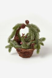 Homescapes Festive Wicker Basket Christmas Decoration Green Fir, Berries - thumbnail 1