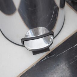 Harbour Housewares Round Bathroom Pedal Bin - 5L Stainless Steel Slim Rubbish Dustbin in Silver - thumbnail 6
