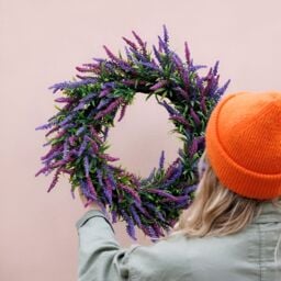 Primrose Artificial Lavender Flower Wreath with Hanging Loop in Purple 50cm - thumbnail 2