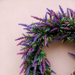 Primrose Artificial Lavender Flower Wreath with Hanging Loop in Purple 50cm - thumbnail 6