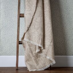 Morris & Co Marigold Jacquard Throw in Stone - Size: 130 cm x 170 cm - thumbnail 7