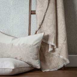 Morris & Co Marigold Jacquard Throw in Stone - Size: 130 cm x 170 cm - thumbnail 5