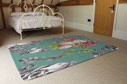 Benjamin Tate Design Bright Flower On Green Rug in Natural - Size: Large - thumbnail 3