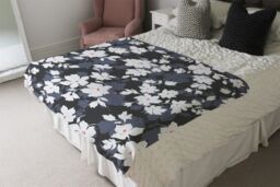 Benjamin Tate Design White Black & Purple Flowers Blanket in Natural - Size: 120 cm x 150 cm - thumbnail 3