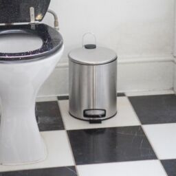 Harbour Housewares Round Bathroom Pedal Bin - 5L Stainless Steel Slim Rubbish Dustbin in Metallic Silver - thumbnail 5