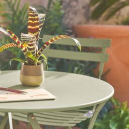 sweeek Round Folding Metal Bistro Garden Table With 2 Chairs in Green - thumbnail 4