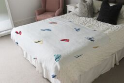 Benjamin Tate Design Striped Sailboats Blanket in Natural - Size: 120 cm x 150 cm - thumbnail 3