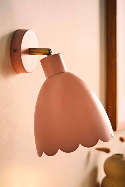 ValueLights Millie Flower Style Scallop Adjustable Wall Light with Bulb in Pale Pink