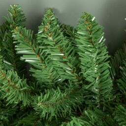 Samuel Alexander 2.7m x 30cm Plain Green Christmas Garland with 260 Bullet Tips - Size: 2.7m x 30 cm - thumbnail 7