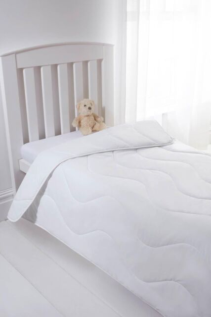 Clair De Lune 'Anti Allergy' 4 Tog Duvet in White - Size: Single - image 1