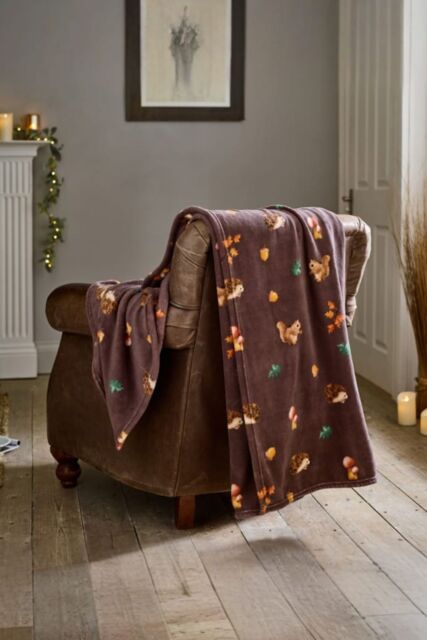 Deyongs Hogging It Throw Wine - Hedgehog & Woodland Animal Fleece Blanket 140x180cm - 1846 - Size: 140 cm x 180 cm - image 1