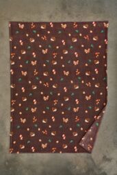 Deyongs Hogging It Throw Wine - Hedgehog & Woodland Animal Fleece Blanket 140x180cm - 1846 - Size: 140 cm x 180 cm - thumbnail 2