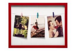 Orsina Washing Line White Plastic 3 Peg Photo Frame, Colorful Image Holder For Hallways, Decorative Accent Piece in Red
