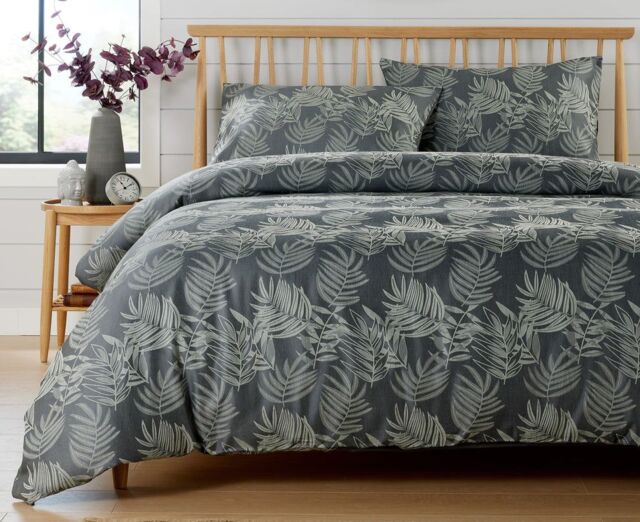 New Edge Blinds Leaf Jacquard Duvet Set in Emerald Green - Super King in Charcoal