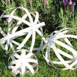 Melody Maison Set Of 3 Antique Cream Decorative Garden Spheres - thumbnail 3