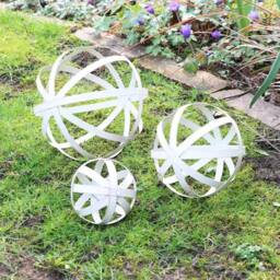 Melody Maison Set Of 3 Antique Cream Decorative Garden Spheres - thumbnail 6
