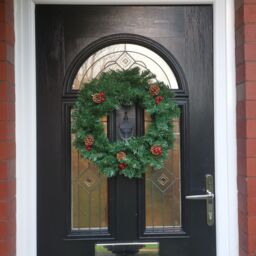 Samuel Alexander 50cm Premier Christmas Wreath With Festive Berry & Cones in Green - thumbnail 3