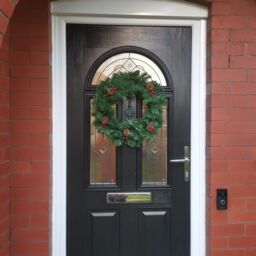 Samuel Alexander 50cm Premier Christmas Wreath With Festive Berry & Cones in Green - thumbnail 4