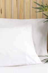 Belledorm Easy Care 200 Thread Count Cotton Polyester Percale Housewife Pillowcase in Fuchsia - thumbnail 2