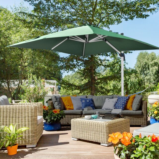 OUTSUNNY 3 x 3(m) Cantilever Roma Parasol Garden Umbrella with Cross Base in Green