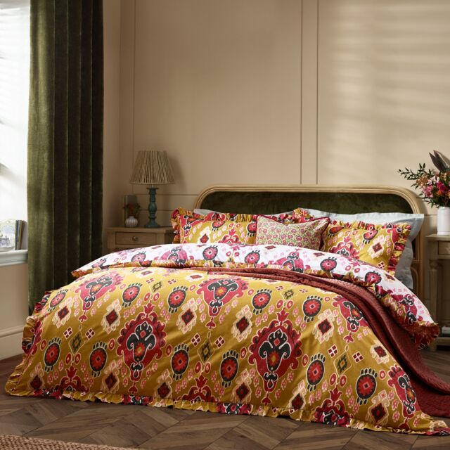 Paoletti Dawson Ikat Reversible Duvet Set in Amber - Size: King - image 1