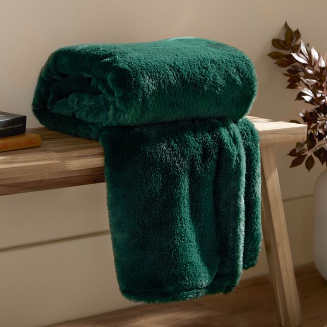 Furn Kallu Reversible Faux-Fur Throw in Green - Size: 150 cm x 200 cm - image 1
