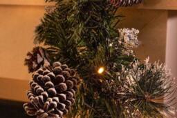 Marco Paul 6ft Pre-Lit Snow Dusted Christmas Garland in Green - thumbnail 6
