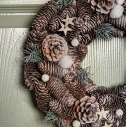 Samuel Alexander 36cm Frosted Hanging Christmas Wreath with Pine Cones & Wooden Stars - thumbnail 3