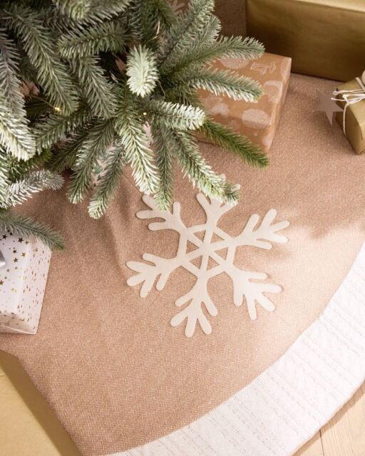 "Dibor Cosy Snowflake Christmas Tree Decoration Christmas Tree Skirt 48"" in Beige"